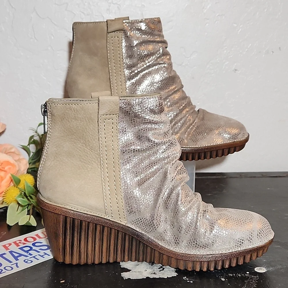 BIONICA Womens Destiney Stone Gold Reptile Embossed Wedge 8.5M Nwot